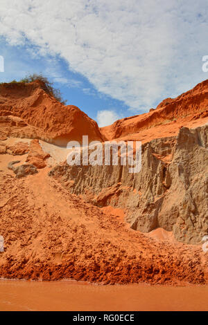 Le pareti del canyon di una sezione del flusso di fata (Suoi Tien) in Mui Ne, Binh Thuan Provincia, Vietnam Foto Stock