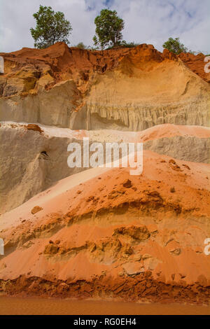 Le pareti del canyon di una sezione del flusso di fata (Suoi Tien) in Mui Ne, Binh Thuan Provincia, Vietnam Foto Stock