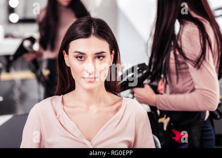 Bella giovane donna avente un anello nel suo naso Foto Stock