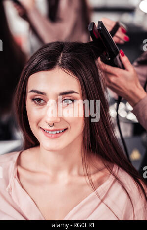 Ritratto di un felice dai capelli scuri donna Foto Stock