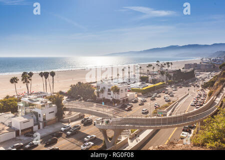 Tramonto a Santa Monica, vista sulla spiaggia, sull'oceano pacifico e autostrada, soft focus e basso contrasto grazie a rimlight, vintage tonica Foto Stock