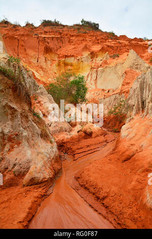 Le pareti del canyon di una sezione del flusso di fata (Suoi Tien) in Mui Ne, Binh Thuan Provincia, Vietnam Foto Stock