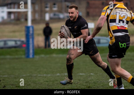 Drighlington ARLFC ospitare tutti gli ori RL presso il campo di battaglia in corallo Challenge Cup 1° round. Lewis Mitchell/tutti gli ori RL. Foto Stock