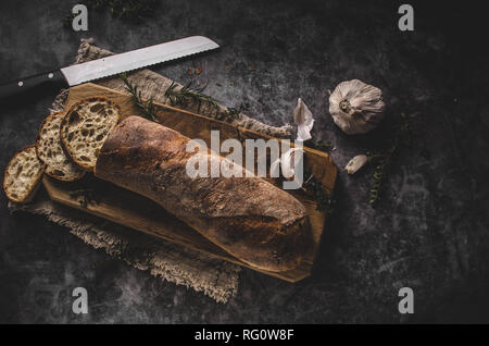 Pasticceria fresca baguette con erbe aromatiche, aglio dal forno di casa Foto Stock