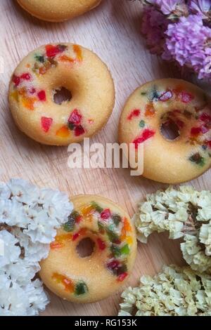 Conserva le ciambelle sulla tavola di legno Foto Stock