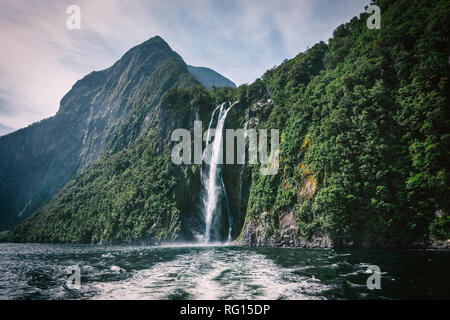 Alta cascata a Milford Sound, foto scattata da cruise ferry. Foto Stock