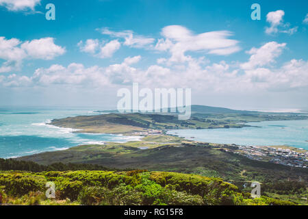 Oceano e verde penisola vista dalla collina di Bluff, Nuova Zelanda Foto Stock