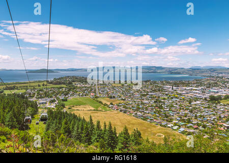 Città di Rotorua e vista lago e funivia per la cima della collina Foto Stock