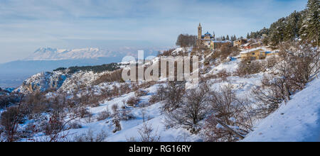 Vista panoramica del piccolo borgo di Gioia Vecchio durante l'inverno vicino a Pescasseroli nel Parco Nazionale d'Abruzzo. L'Italia. Foto Stock