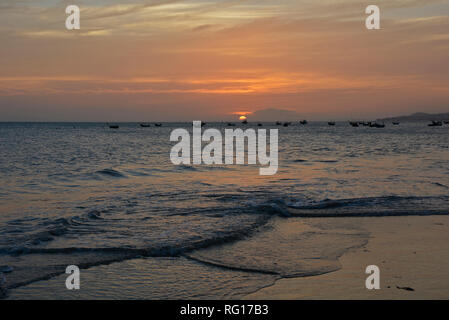 Tramonto sulle acque al largo della costa della spiaggia di Mui Ne nel centro sud Binh Thuan Provincia, Vietnam Foto Stock