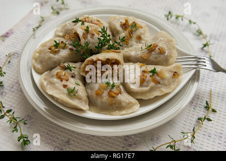 Gnocchi di grano saraceno con crema di farina e di latte e cipolle fritte. Questo è molto popolare di cibo in Polonia Foto Stock