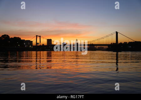 La sfocatura in Sudan la crociera nel Nilo Bianco al blu Nilo la barca il acqua e sunrise Foto Stock