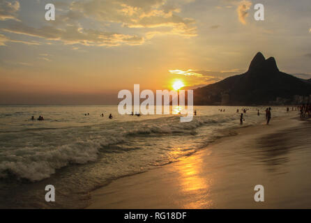 La spiaggia di Ipanema a Rio de Janeiro al tramonto Foto Stock