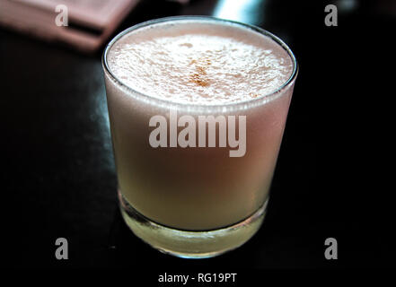 Pisco Sour, il più famoso cocktail del Perù, fatta di Pisco, albume d'uovo, e angostura Foto Stock