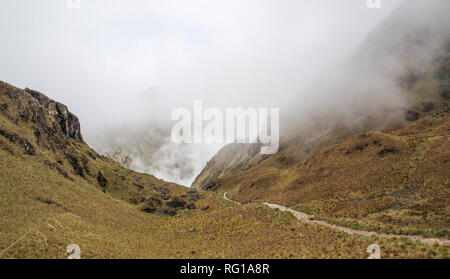 Vista mozzafiato del paesaggio andino a seguito del famoso sentiero escursionistico Inca Trail in Perù, attraverso un paesaggio misterioso di cloud forest Foto Stock