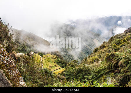 Vista mozzafiato del paesaggio andino a seguito del famoso sentiero escursionistico Inca Trail in Perù, attraverso un paesaggio misterioso di cloud forest Foto Stock