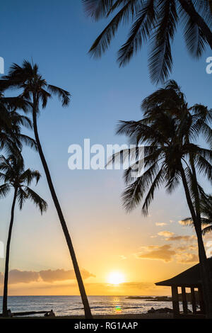 Tramonto bellissime sale di stagno spiaggia Kauai, Hawaii Foto Stock