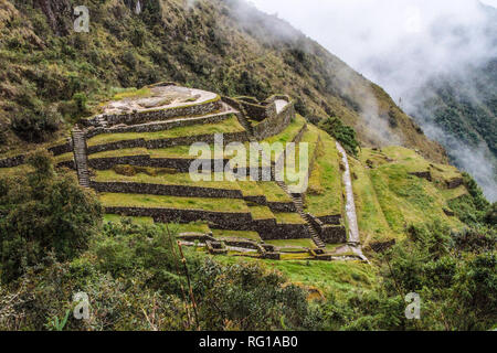 Vista mozzafiato del paesaggio andino a seguito del famoso sentiero escursionistico Inca Trail in Perù, attraverso un paesaggio misterioso di cloud forest Foto Stock