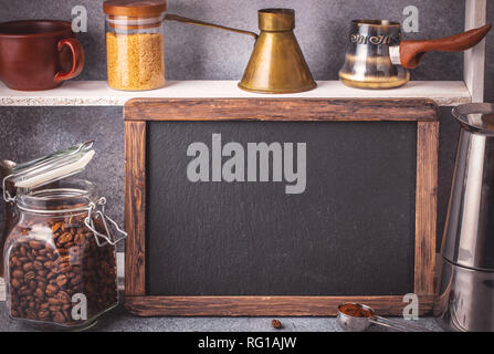 Blackboard e vari caffè accessori intorno Foto Stock