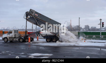 Carrello neve di dumping dopo un funzionamento per rimozione di neve Foto Stock