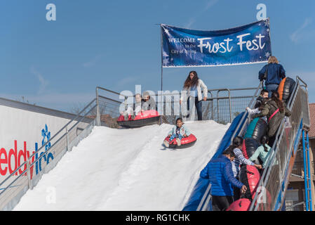 Snow tubing hill maneggio a Frost Fest evento in Irving, Texas Foto Stock