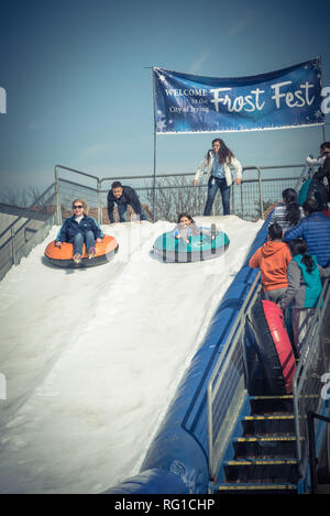 Snow tubing hill maneggio a Frost Fest evento in Irving, Texas Foto Stock