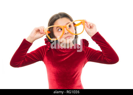 Ragazza ragazzo indossare occhiali di grandi dimensioni. La vista e la salute. Ottica e la vista di trattamento. Effettivo esercizio occhi lo zoom. Bambino felice con buona visione. Correzione Laser. Occhio esercizi per migliorare la vista. Foto Stock