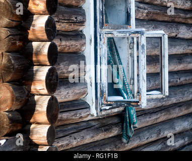 Foto di una casa bruciata in inverno. Travi carbonizzati di una casa in legno. Bruciato a casa. Foto Stock