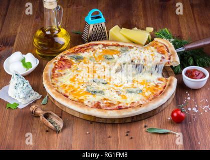 In casa quattro formaggi pizza Foto Stock