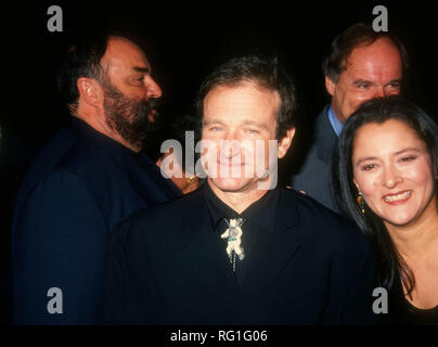 BEVERLY HILLS, CA - 22 novembre: comico/attore Robin Williams e la moglie Angela Garces frequentare XX Century Fox 'MRS. Doubtfire' Premiere il 22 novembre 1993 presso la Academy of Motion Picture Arts & Sciences di Beverly Hills, la California. Foto di Barry re/Alamy Stock Photo Foto Stock