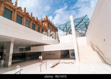 Vista del CaixaForum barcellona, galleria d'arte, edificio era originariamente fabbrica tessile Foto Stock