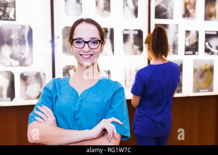 Gruppo medico di studiare le sezioni del cervello. Il concetto di educazione sanitaria. Gli studenti in aula con i raggi X Foto Stock