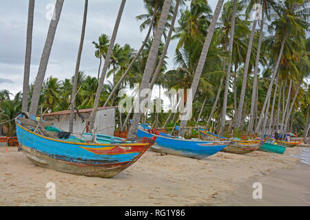 Legno vecchie barche di pescatori sulla spiaggia di Mui Ne nel centro sud Binh Thuan Provincia, Vietnam Foto Stock