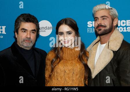 Park City, UT, STATI UNITI D'AMERICA. 26 gen, 2019. Joe Berlinger, Lily Collins, Zac Efron presso gli arrivi per estremamente malvagi, incredibilmente male e vile Premiere al Sundance Film Festival 2019, George S. e Dolores Eccles Centro per le Arti dello Spettacolo, Park City, UT 26 gennaio 2019. Credito: JA/Everett raccolta/Alamy Live News Foto Stock