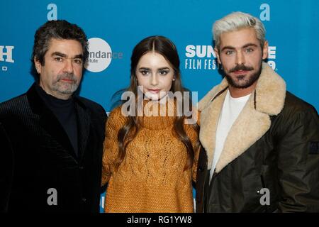 Park City, UT, STATI UNITI D'AMERICA. 26 gen, 2019. Joe Berlinger, Lily Collins, Zac Efron presso gli arrivi per estremamente malvagi, incredibilmente male e vile Premiere al Sundance Film Festival 2019, George S. e Dolores Eccles Centro per le Arti dello Spettacolo, Park City, UT 26 gennaio 2019. Credito: JA/Everett raccolta/Alamy Live News Foto Stock