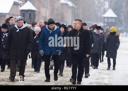 I sopravvissuti di Auschwitz sono visto che frequentano la cerimonia ufficiale presso il nazista tedesco la morte di Auschwitz-Birkenau camp durante la 74anniversario della liberazione di Auschwitz. Foto Stock