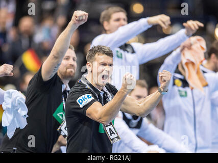 Amburgo, Deutschland. 25 Jan 2019. giubilo Team GER con pulmann Christian PROKOP (GER), semi-finale Germania (GER) - Norvegia (NOR), su 25.01.2019 in Hamburg/Germania. Pallamano World Cup 2019, dal 10.01. - 27.01.2019 in Germania e Danimarca. | Utilizzo di credito in tutto il mondo: dpa/Alamy Live News Foto Stock