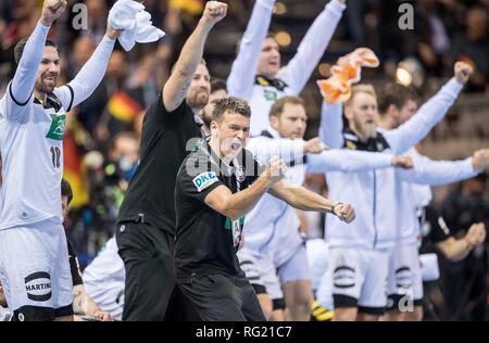 Amburgo, Deutschland. 25 Jan 2019. giubilo Team GER con pulmann Christian PROKOP (GER), semi-finale Germania (GER) - Norvegia (NOR), su 25.01.2019 in Hamburg/Germania. Pallamano World Cup 2019, dal 10.01. - 27.01.2019 in Germania e Danimarca. | Utilizzo di credito in tutto il mondo: dpa/Alamy Live News Foto Stock