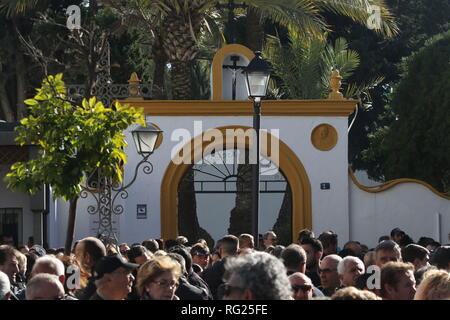 27 gennaio 2019 - 27 gennaio 2019 (Malaga) Funerale di Julen nella conceria del quartiere di El Palo Malaga con la presenza dei genitori, il cugino (proprietario del Totalan station wagon, dove l'evento è stato), Sindaco di Totalan sindaco di Malaga e numerosi paesi vicini si sono riuniti per accompagnare la famiglia dopo 13 giorni di angoscia nel pozzetto a 70 metri di profondità. Credito: Lorenzo Carnero/ZUMA filo/Alamy Live News Foto Stock