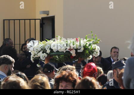 27 gennaio 2019 - 27 gennaio 2019 (Malaga) Funerale di Julen nella conceria del quartiere di El Palo Malaga con la presenza dei genitori, il cugino (proprietario del Totalan station wagon, dove l'evento è stato), Sindaco di Totalan sindaco di Malaga e numerosi paesi vicini si sono riuniti per accompagnare la famiglia dopo 13 giorni di angoscia nel pozzetto a 70 metri di profondità. Credito: Lorenzo Carnero/ZUMA filo/Alamy Live News Foto Stock