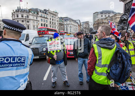Londra, UK. Il 26 gennaio, 2019. Di destra Giubbotto giallo manifestanti tentano di bloccare il traffico a Trafalgar Square. David Rowe/Alamy Live News. Foto Stock