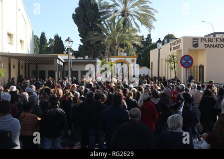 27 gennaio 2019 - 27 gennaio 2019 (Malaga) Funerale di Julen nella conceria del quartiere di El Palo Malaga con la presenza dei genitori, il cugino (proprietario del Totalan station wagon, dove l'evento è stato), Sindaco di Totalan sindaco di Malaga e numerosi paesi vicini si sono riuniti per accompagnare la famiglia dopo 13 giorni di angoscia nel pozzetto a 70 metri di profondità. Credito: Lorenzo Carnero/ZUMA filo/Alamy Live News Foto Stock