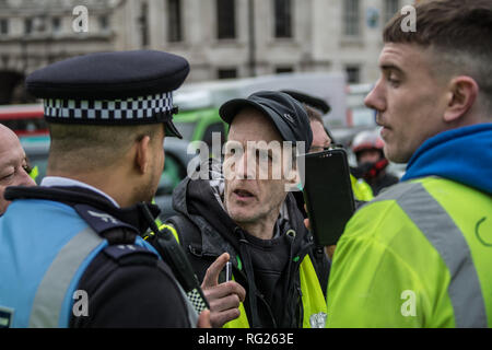 Londra, UK. Il 26 gennaio, 2019. Di destra Giubbotto giallo manifestanti tentano di bloccare il traffico a Trafalgar Square. David Rowe/Alamy Live News. Foto Stock