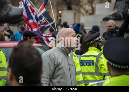 Londra, UK. Il 26 gennaio, 2019. Di destra Giubbotto giallo manifestanti tentano di bloccare il traffico a Trafalgar Square. David Rowe/Alamy Live News. Foto Stock