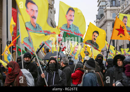 Londra, Regno Unito. 27 gennaio, 2019. Protesta per difendere i curdi provenienti dalla Turchia, marzo da Portland Place a Trafalgar Square. Penelope Barritt/Alamy Live News Foto Stock