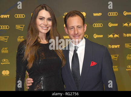 Kitzbühel, Austria. Il 26 gennaio 2019. Maximilian J. Riedel (Riedel Glas) e il suo compagno Osana venite alla gara Kitz partito. Tradizionalmente questo evento avviene in zona arrivo della gara di Hahnenkamm. Foto: Felix Hörhager/dpa Credito: dpa picture alliance/Alamy Live News Foto Stock