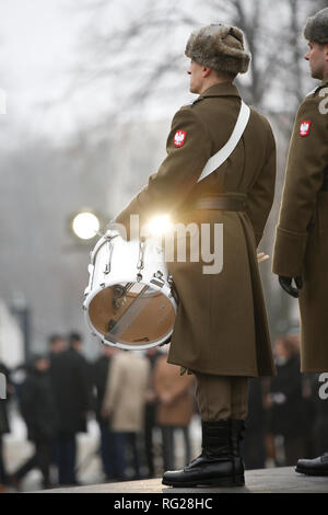 Varsavia, Polonia. 27 gennaio, 2019. Un soldato è visto durante la Shoah Giorno del Ricordo commemorazione il servizio presso il Ghetto Monumento degli eroi di Varsavia, Polonia, Gennaio 27, 2019. In questa domenica segna il 74º anniversario della liberazione del campo di concentramento di Auschwitz-Birkenau in cui oltre 1,1 milioni di persone sono stati sterminati durante l occupazione nazista della Polonia. Nel 2005, l'Assemblea generale delle Nazioni Unite designato 27 gennaio l anniversario della liberazione di Auschwitz-Birkenau, come olocausto internazionale Giorno del Ricordo. Credito: Jaap Arriens/Xinhua/Alamy Live News Foto Stock