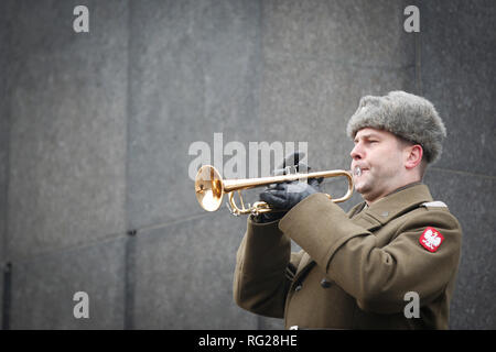 Varsavia, Polonia. 27 gennaio, 2019. Un soldato si brucia una tromba a significare l'inizio dell'Olocausto Giorno del Ricordo commemorazione il servizio presso il Ghetto Monumento degli eroi di Varsavia, Polonia, Gennaio 27, 2019. In questa domenica segna il 74º anniversario della liberazione del campo di concentramento di Auschwitz-Birkenau in cui oltre 1,1 milioni di persone sono stati sterminati durante l occupazione nazista della Polonia. Nel 2005, l'Assemblea generale delle Nazioni Unite designato 27 gennaio l anniversario della liberazione di Auschwitz-Birkenau, come olocausto internazionale Giorno del Ricordo. Credito: Jaap Arriens/Xinhua/Alamy Live News Foto Stock