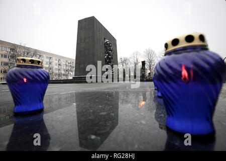 Varsavia, Polonia. 27 gennaio, 2019. Le candele accese durante la Shoah Giorno del Ricordo commemorazione il servizio presso il Ghetto Monumento degli eroi di Varsavia, Polonia, Gennaio 27, 2019. In questa domenica segna il 74º anniversario della liberazione del campo di concentramento di Auschwitz-Birkenau in cui oltre 1,1 milioni di persone sono stati sterminati durante l occupazione nazista della Polonia. Nel 2005, l'Assemblea generale delle Nazioni Unite designato 27 gennaio l anniversario della liberazione di Auschwitz-Birkenau, come olocausto internazionale Giorno del Ricordo. Credito: Jaap Arriens/Xinhua/Alamy Live News Foto Stock