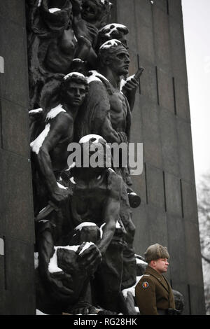 Varsavia, Polonia. 27 gennaio, 2019. Un soldato è visto durante la Shoah Giorno del Ricordo commemorazione il servizio presso il Ghetto Monumento degli eroi di Varsavia, Polonia, Gennaio 27, 2019. In questa domenica segna il 74º anniversario della liberazione del campo di concentramento di Auschwitz-Birkenau in cui oltre 1,1 milioni di persone sono stati sterminati durante l occupazione nazista della Polonia. Nel 2005, l'Assemblea generale delle Nazioni Unite designato 27 gennaio l anniversario della liberazione di Auschwitz-Birkenau, come olocausto internazionale Giorno del Ricordo. Credito: Jaap Arriens/Xinhua/Alamy Live News Foto Stock